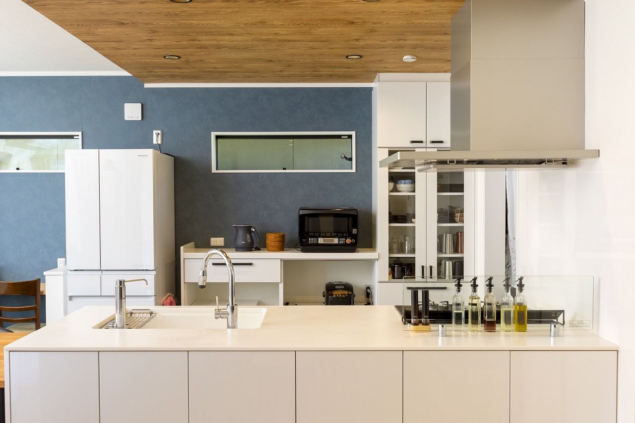 「ゆとりある木の家」　マヤ建設 【2,300万円/間取有/36坪/ガルバニウム外壁】機能的な横並びキッチン。無垢の床材の質感を活かした木の家。の建築実例画像5