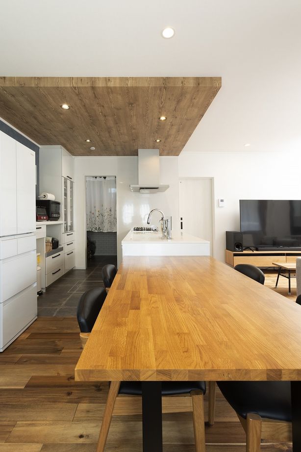 「ゆとりある木の家」　マヤ建設 【2,300万円/間取有/36坪/ガルバニウム外壁】機能的な横並びキッチン。無垢の床材の質感を活かした木の家。の建築実例画像6