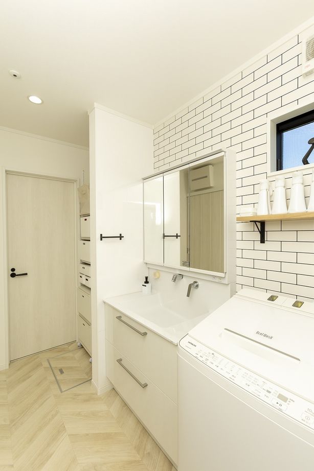 「ゆとりある木の家」　マヤ建設 【2,300万円/間取有/36坪/ガルバニウム外壁】機能的な横並びキッチン。無垢の床材の質感を活かした木の家。の建築実例画像7