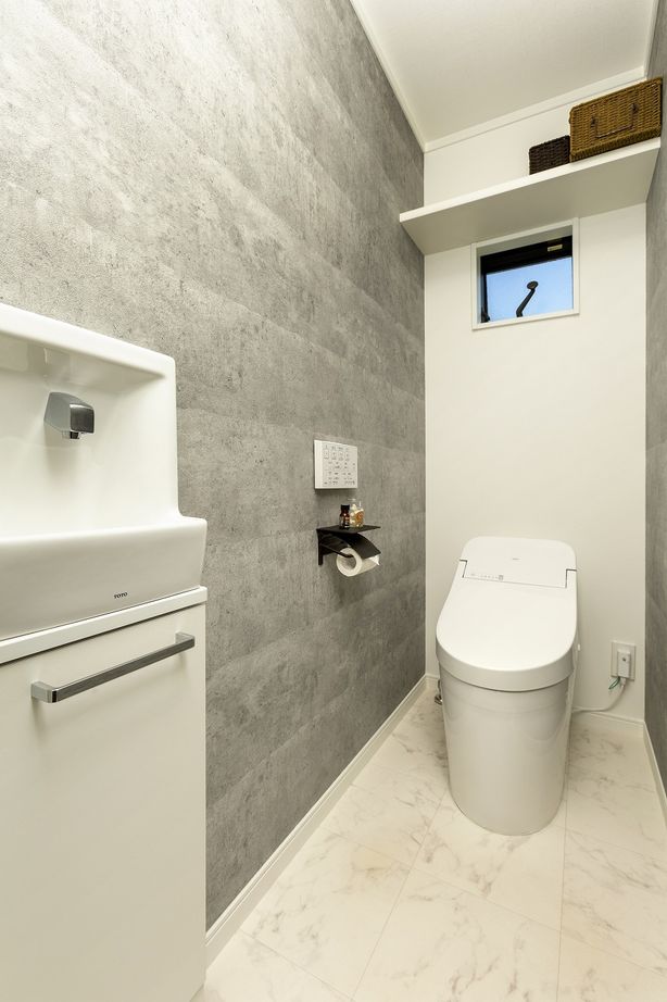 「ゆとりある木の家」　マヤ建設 【2,300万円/間取有/36坪/ガルバニウム外壁】機能的な横並びキッチン。無垢の床材の質感を活かした木の家。の建築実例画像8