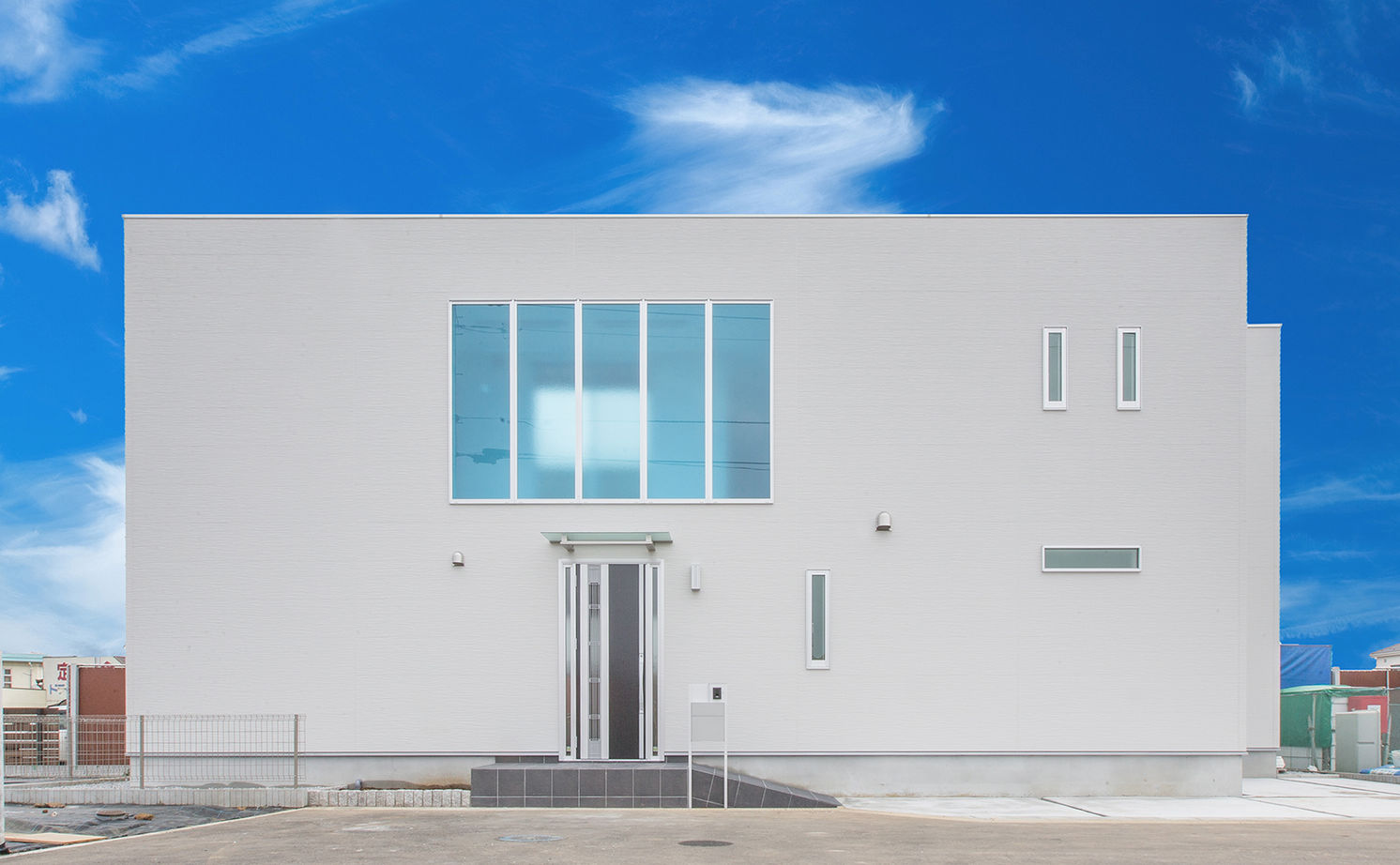 Lien建築設計(旧サロンナビ) 【千葉県／船橋市／間取り有】白くてスクエアの個性的なファサードが印象的。柔軟な対応力で要望を形にの建築実例画像