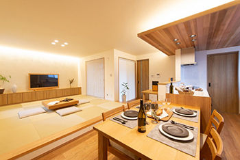 成友建設 【3200～3299万円／平屋】畳張りのリビングで和風旅館のような落ち着く空間にの建築実例画像3