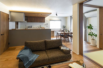 成友建設 【3200～3299万円×耐久性】LDKと和室を一体化し、どこにいても家族の様子が見渡せる住まいの建築実例画像4