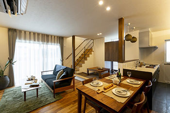 成友建設 【2500～2599万円／機能的な家事動線】木の質感と塗り壁の素材感でおしゃれな空間にの建築実例画像2