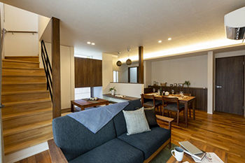 成友建設 【2500～2599万円／機能的な家事動線】木の質感と塗り壁の素材感でおしゃれな空間にの建築実例画像3