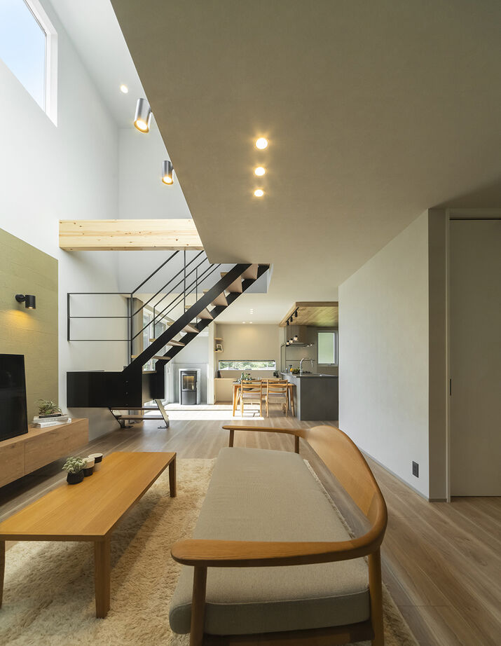 ４u DESIGN HOUSE（フォーユーデザインハウス） 【高山市｜2000万円台｜27坪】高さや視線の抜けで感じさせる“広さ”。吹抜けリビングのコンパクトハウスの建築実例画像