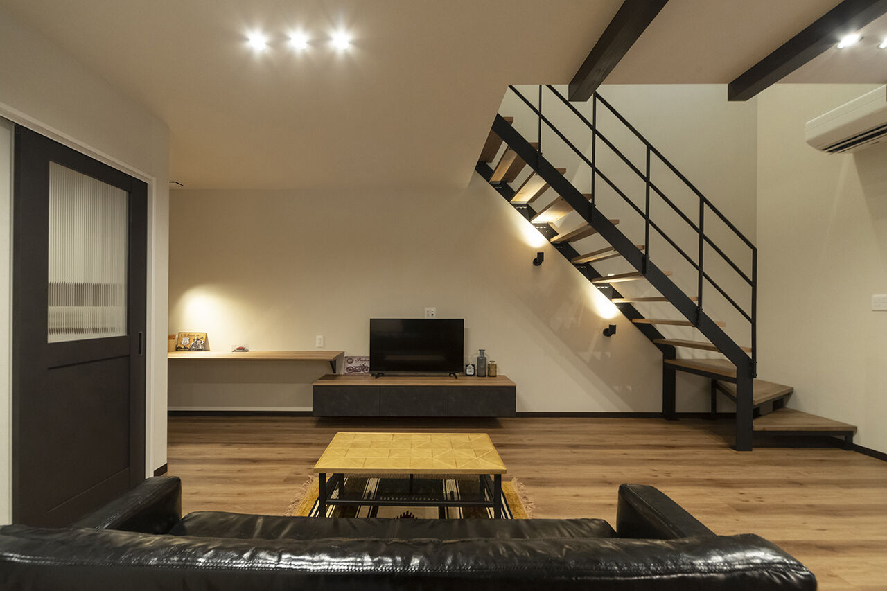 ４u DESIGN HOUSE（フォーユーデザインハウス） 【高山市｜2000万円台｜30坪台】鉄骨のストリップ階段と梁で黒を効かせた家事ラク間取りのかっこいい家の建築実例画像3