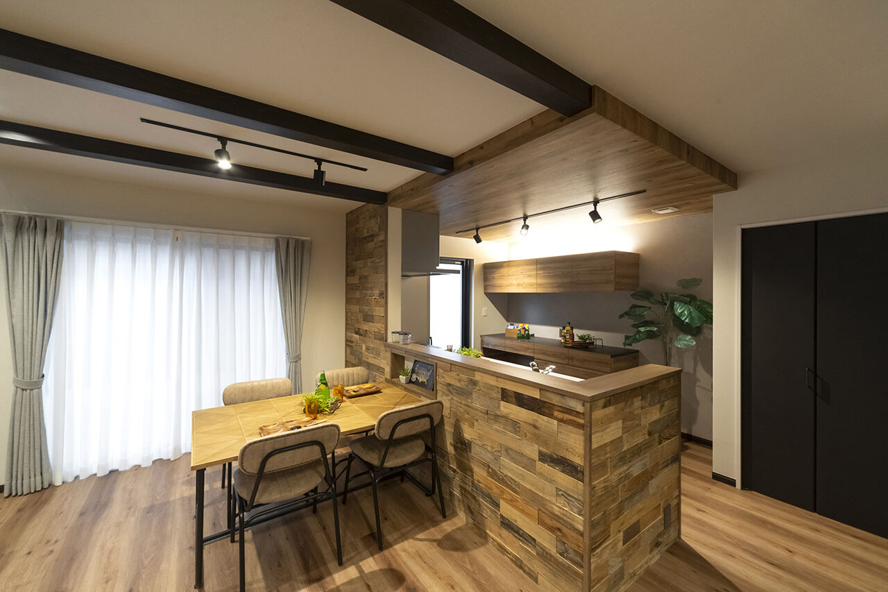 ４u DESIGN HOUSE（フォーユーデザインハウス） 【高山市｜2000万円台｜30坪台】鉄骨のストリップ階段と梁で黒を効かせた家事ラク間取りのかっこいい家の建築実例画像4