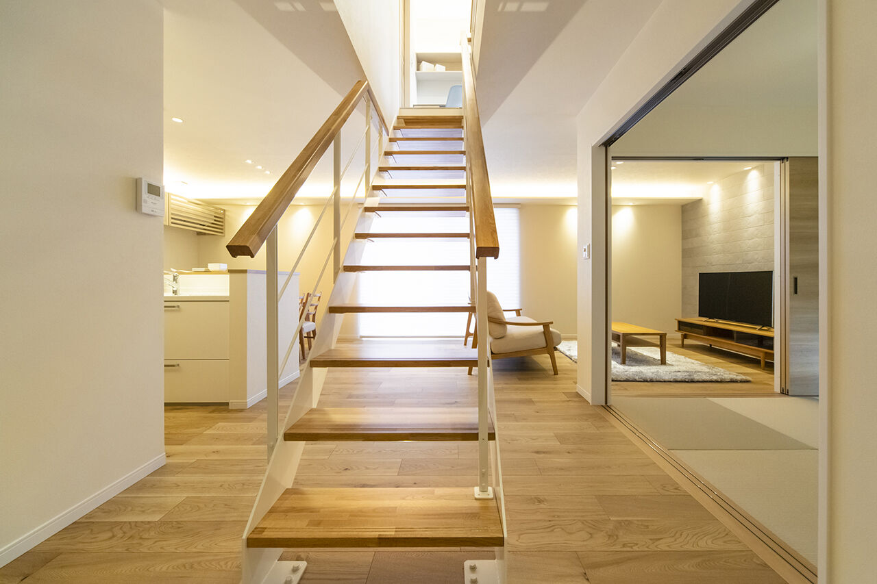 ４u DESIGN HOUSE（フォーユーデザインハウス） 【高山市｜2000万円台｜30坪台】鉄骨のストリップ階段がＬＤＫの中心。三角の切妻屋根がかわいいグレーの家の建築実例画像2