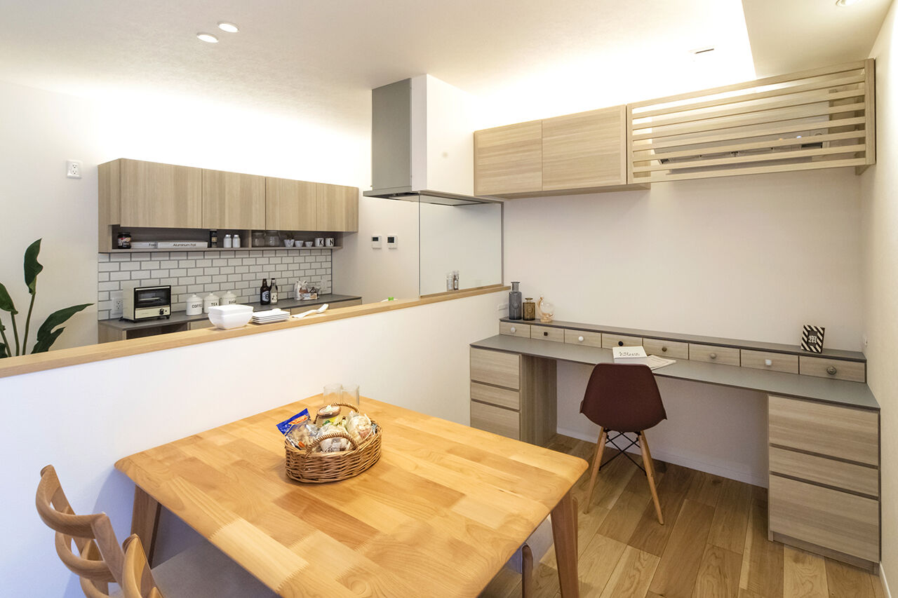 ４u DESIGN HOUSE（フォーユーデザインハウス） 【高山市｜2000万円台｜30坪台】鉄骨のストリップ階段がＬＤＫの中心。三角の切妻屋根がかわいいグレーの家の建築実例画像4