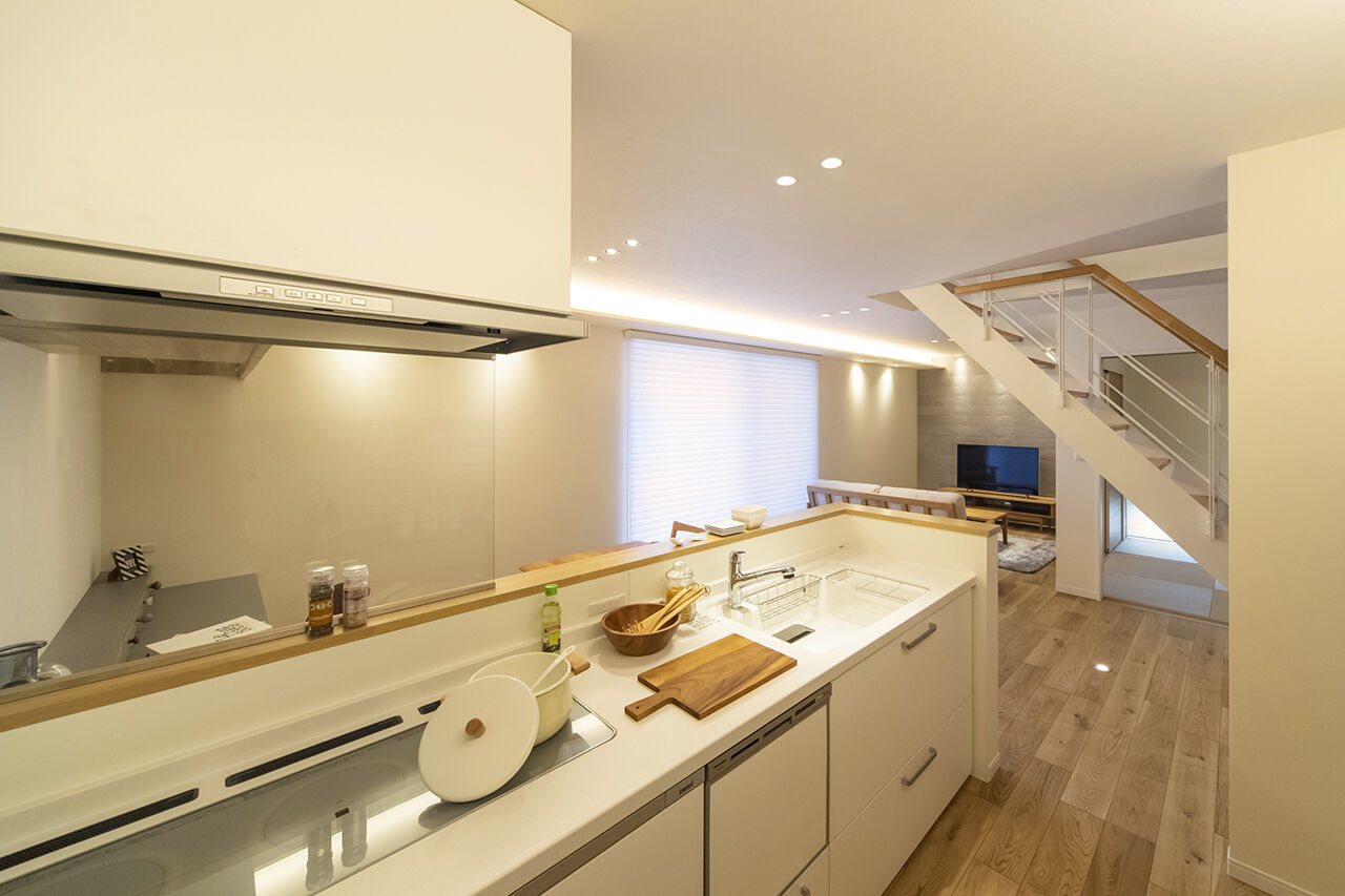 ４u DESIGN HOUSE（フォーユーデザインハウス） 【高山市｜2000万円台｜30坪台】鉄骨のストリップ階段がＬＤＫの中心。三角の切妻屋根がかわいいグレーの家の建築実例画像5