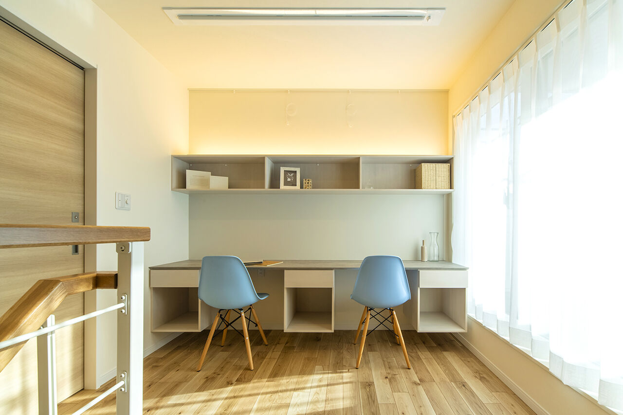 ４u DESIGN HOUSE（フォーユーデザインハウス） 【高山市｜2000万円台｜30坪台】鉄骨のストリップ階段がＬＤＫの中心。三角の切妻屋根がかわいいグレーの家の建築実例画像6