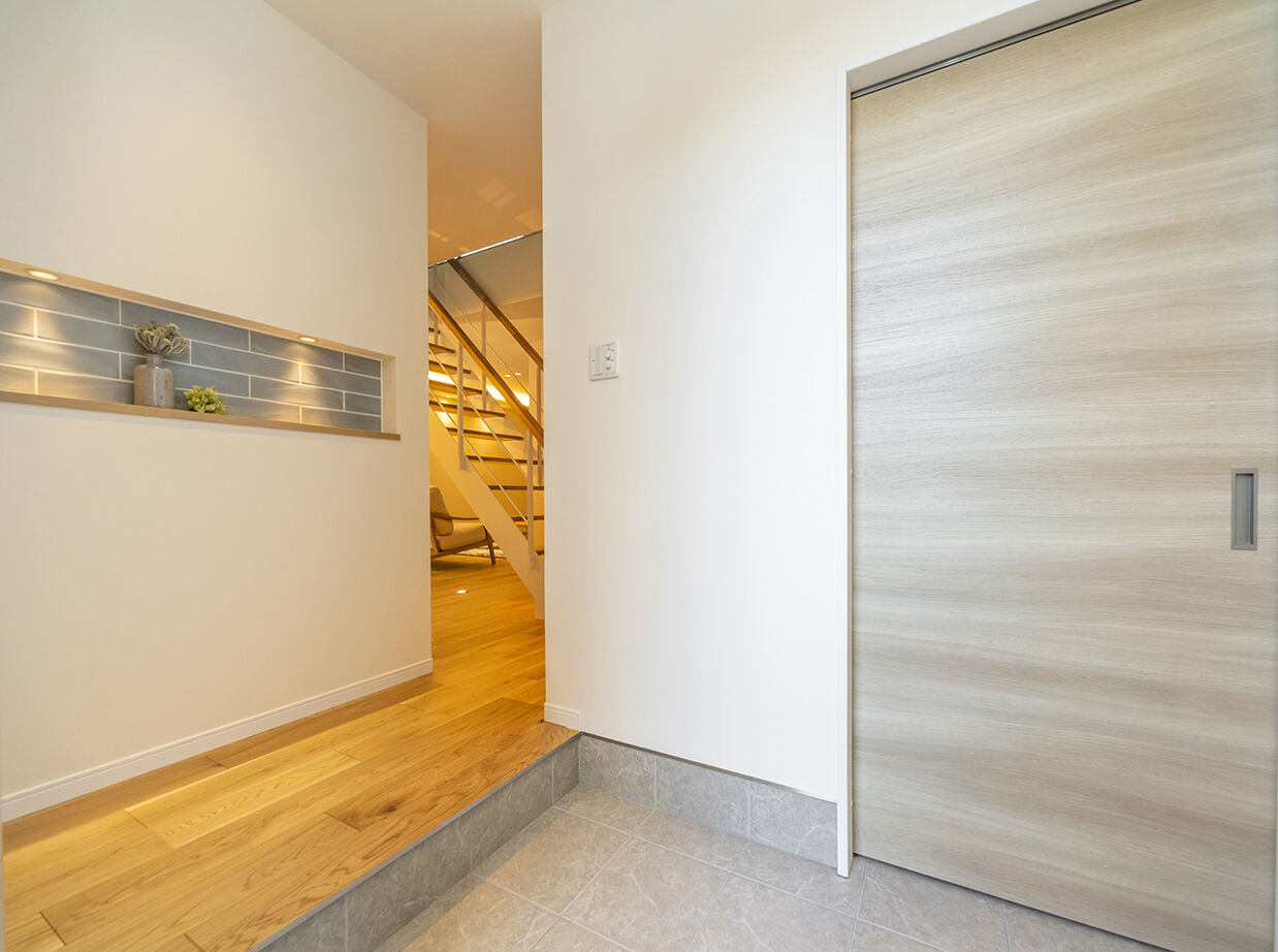 ４u DESIGN HOUSE（フォーユーデザインハウス） 【高山市｜2000万円台｜30坪台】鉄骨のストリップ階段がＬＤＫの中心。三角の切妻屋根がかわいいグレーの家の建築実例画像7