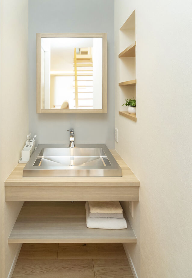 ４u DESIGN HOUSE（フォーユーデザインハウス） 【高山市｜2000万円台｜30坪台】鉄骨のストリップ階段がＬＤＫの中心。三角の切妻屋根がかわいいグレーの家の建築実例画像8