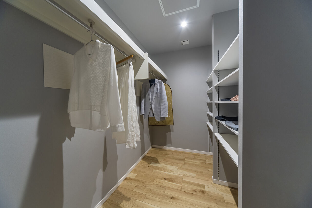 ４u DESIGN HOUSE（フォーユーデザインハウス） 【高山市｜2000万円台｜30坪台】鉄骨のストリップ階段がＬＤＫの中心。三角の切妻屋根がかわいいグレーの家の建築実例画像10