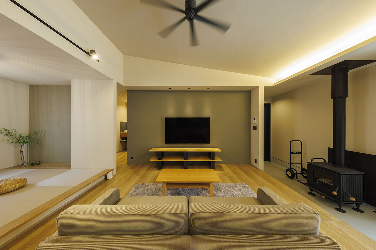 ４u DESIGN HOUSE（フォーユーデザインハウス） 【飛騨市｜1000万円台｜27坪の平屋】リビングは平屋とは思えない開放感。通り土間に薪ストーブのある家の建築実例画像2