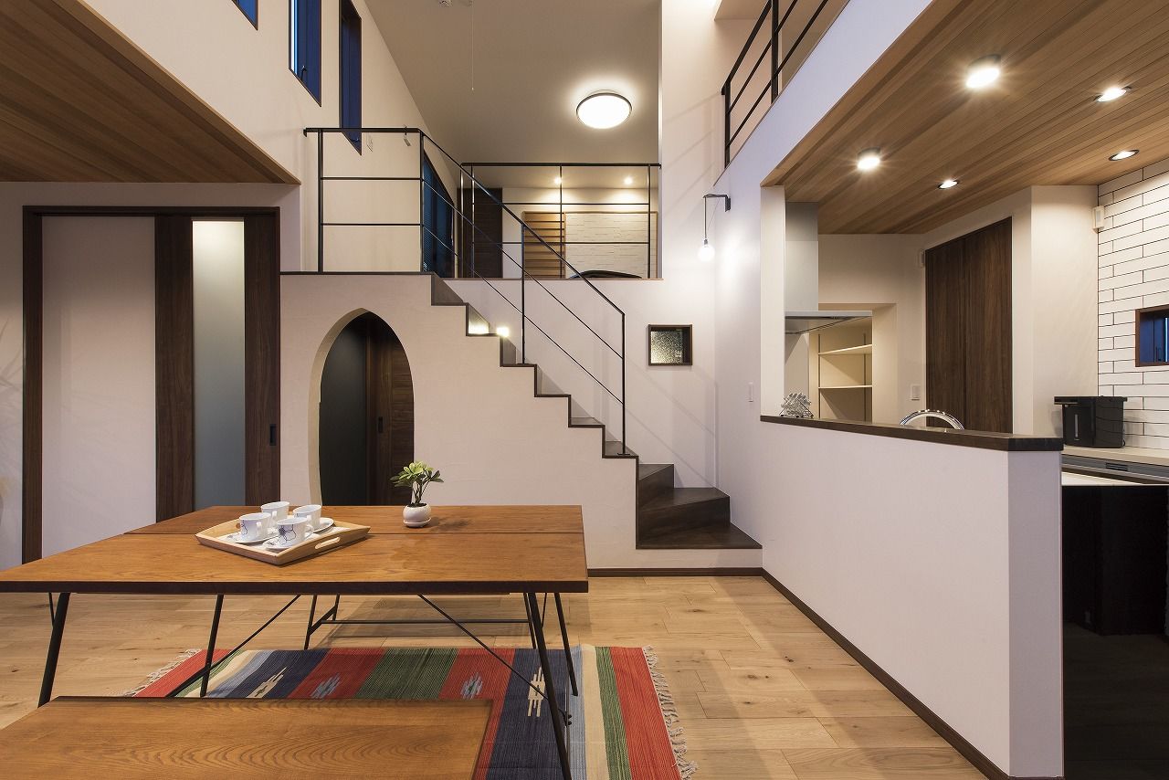 東海住宅　エンジョイホーム 2階建て｜ZEH仕様｜吹き抜け大空間｜中二階に畳コーナー｜ビルドインガレージ｜気密断熱性が高い快適温度の家の建築実例画像2