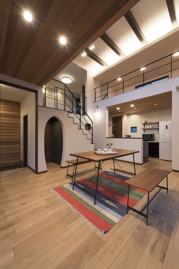 東海住宅　エンジョイホーム 2階建て｜ZEH仕様｜吹き抜け大空間｜中二階に畳コーナー｜ビルドインガレージ｜気密断熱性が高い快適温度の家の建築実例画像4