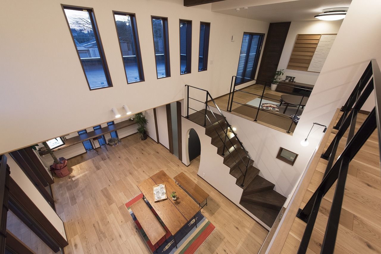 東海住宅　エンジョイホーム 2階建て｜ZEH仕様｜吹き抜け大空間｜中二階に畳コーナー｜ビルドインガレージ｜気密断熱性が高い快適温度の家の建築実例画像6