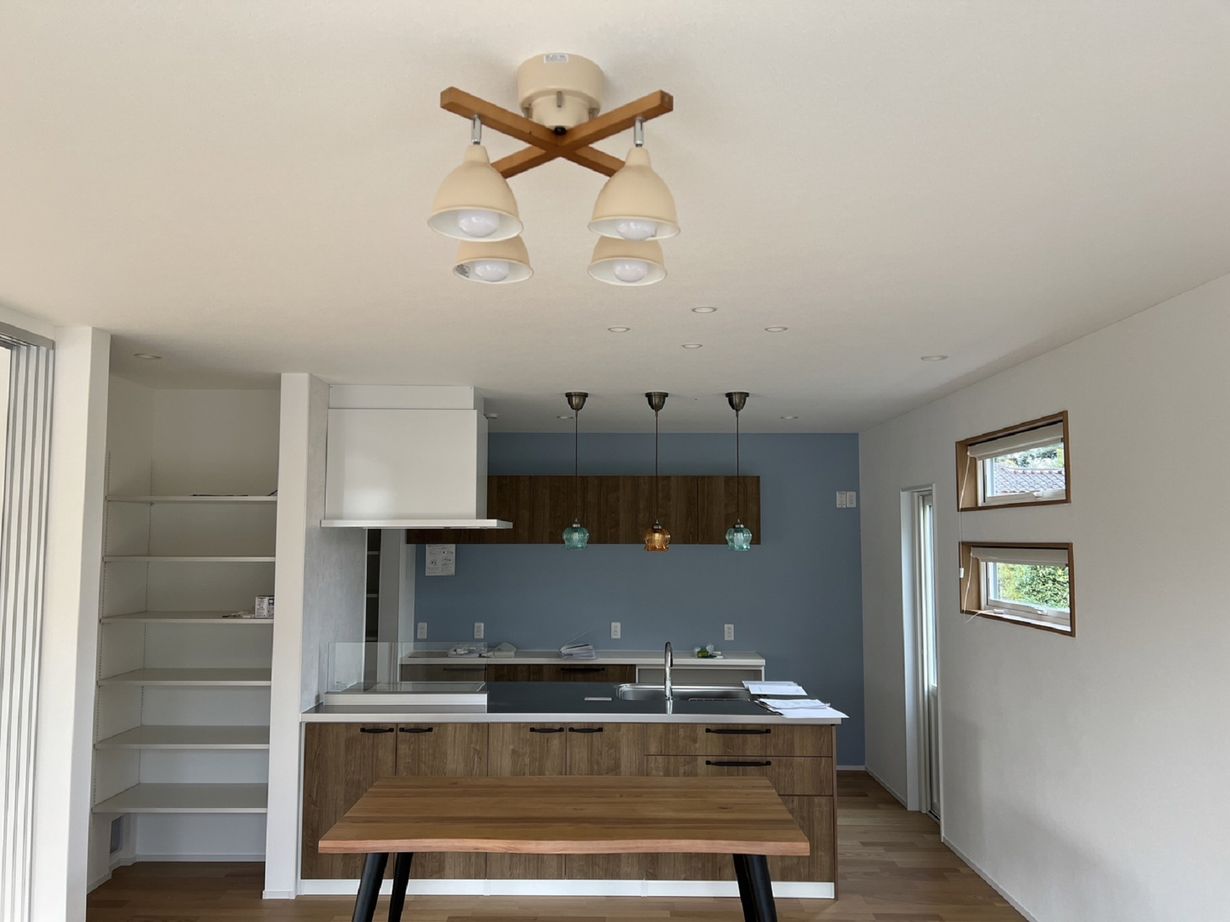 藍の家 【2400万円台/34.1坪/間取図あり】木の温もりに癒される平屋。子育てしながら家事がしやすい動線が魅力の建築実例画像2