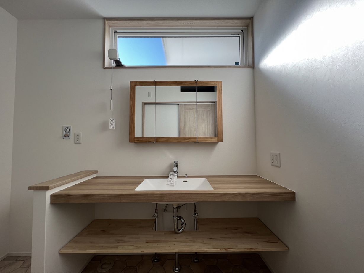 藍の家 【2400万円台/34.1坪/間取図あり】木の温もりに癒される平屋。子育てしながら家事がしやすい動線が魅力の建築実例画像4