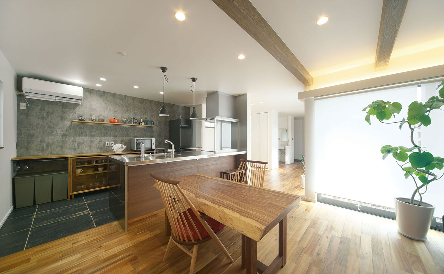 田原建設 【本体価格2260万円　長期優良住宅】アカシアの無垢床に木の梁、白壁が映えるＬ字の家。大容量の収納もの建築実例画像2