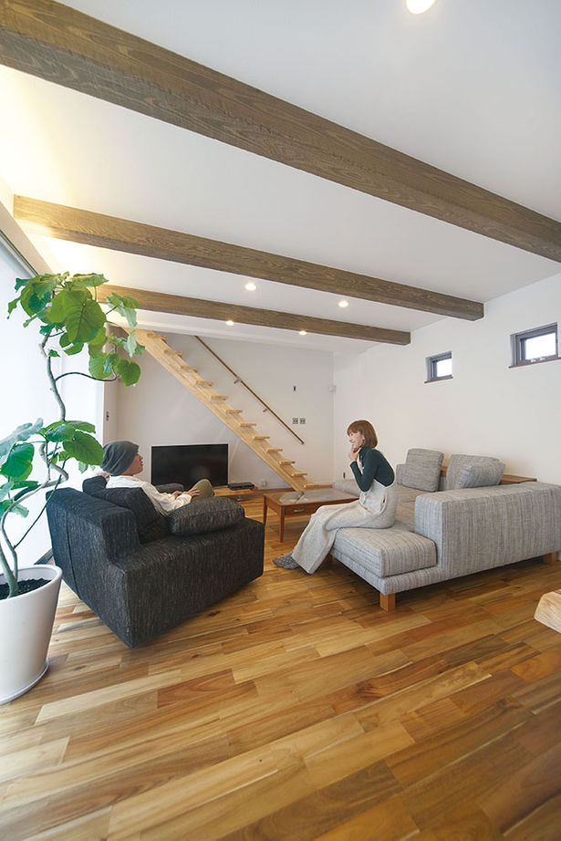 田原建設 【本体価格2260万円　長期優良住宅】アカシアの無垢床に木の梁、白壁が映えるＬ字の家。大容量の収納もの建築実例画像3