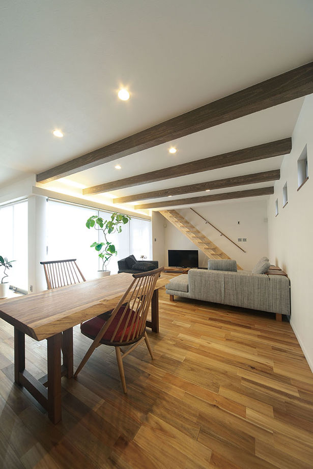 田原建設 【本体価格2260万円　長期優良住宅】アカシアの無垢床に木の梁、白壁が映えるＬ字の家。大容量の収納もの建築実例画像4