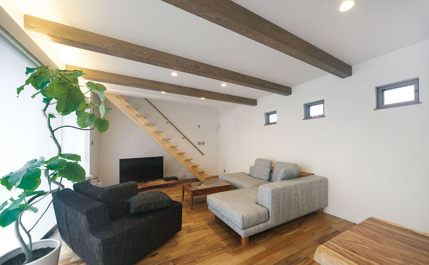 田原建設 【本体価格2260万円　長期優良住宅】アカシアの無垢床に木の梁、白壁が映えるＬ字の家。大容量の収納もの建築実例画像5