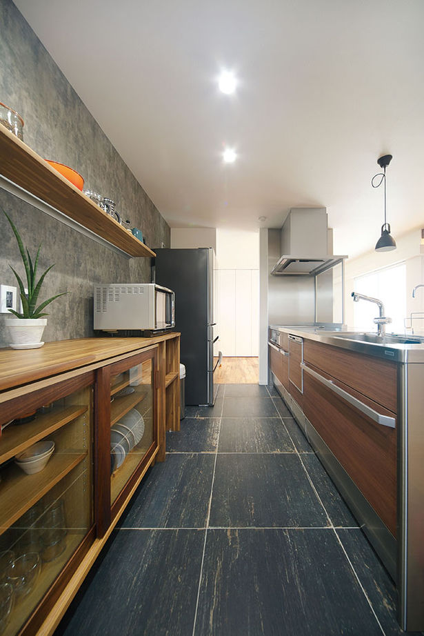 田原建設 【本体価格2260万円　長期優良住宅】アカシアの無垢床に木の梁、白壁が映えるＬ字の家。大容量の収納もの建築実例画像6