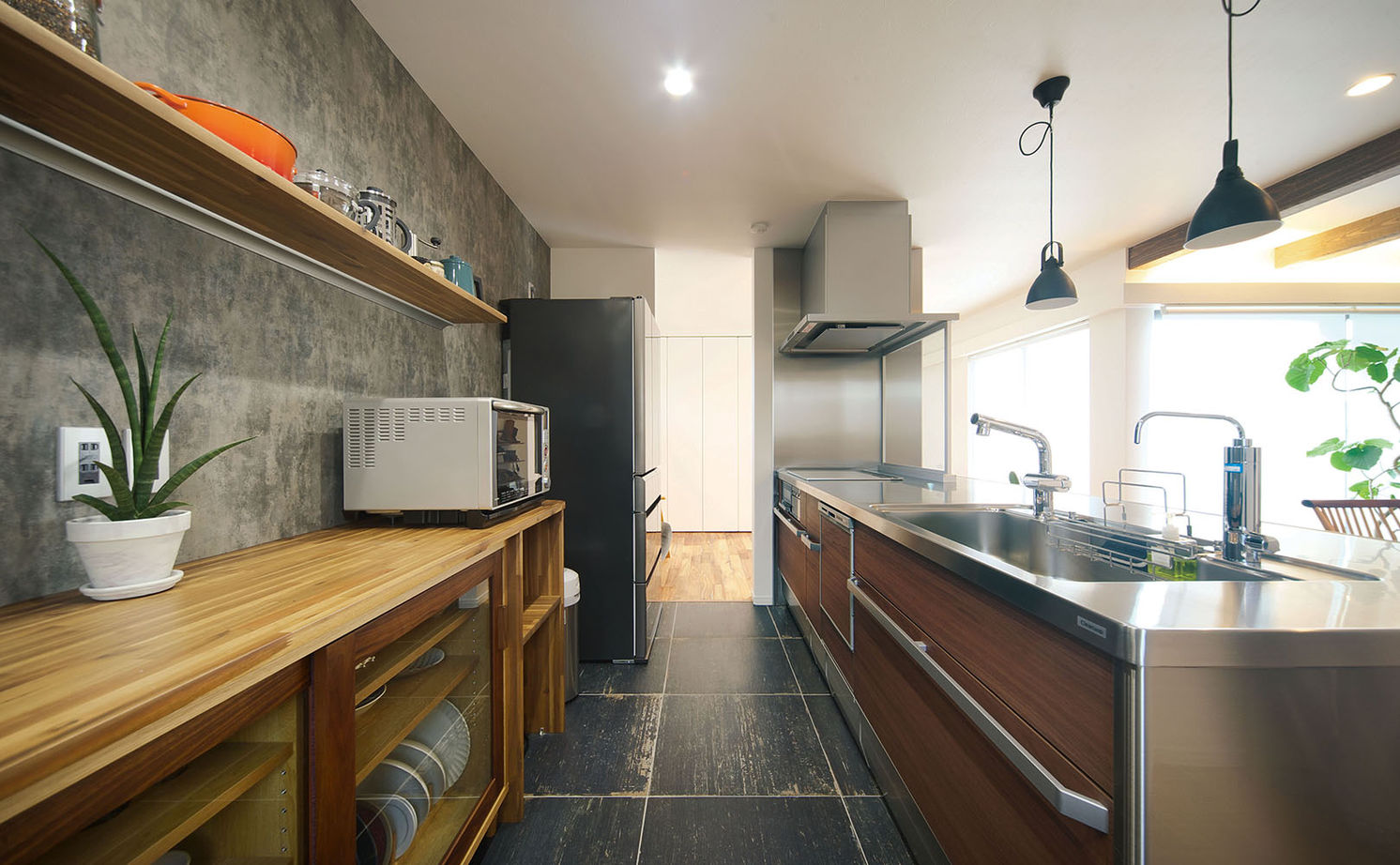 田原建設 【本体価格2260万円　長期優良住宅】アカシアの無垢床に木の梁、白壁が映えるＬ字の家。大容量の収納もの建築実例画像7