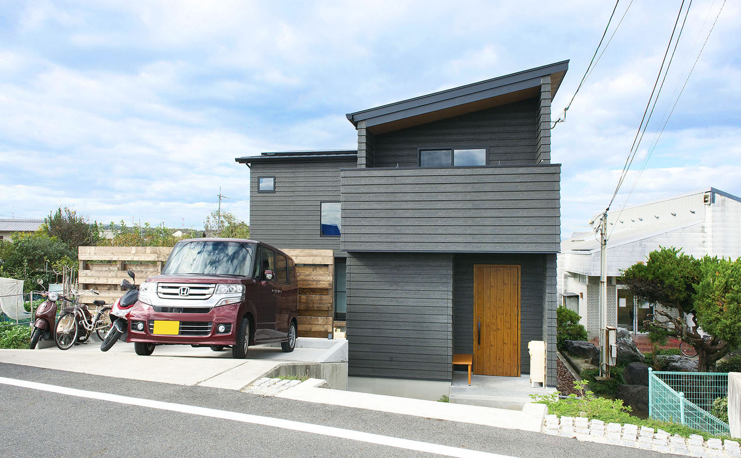 田原建設 【本体価格2260万円　長期優良住宅】アカシアの無垢床に木の梁、白壁が映えるＬ字の家。大容量の収納もの建築実例画像8