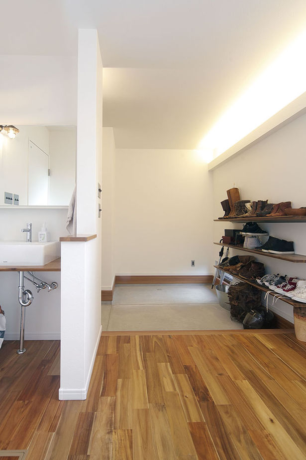 田原建設 【本体価格2260万円　長期優良住宅】アカシアの無垢床に木の梁、白壁が映えるＬ字の家。大容量の収納もの建築実例画像9