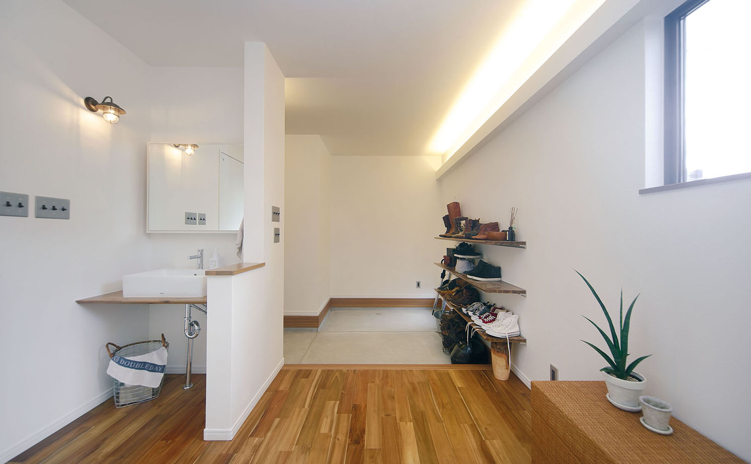 田原建設 【本体価格2260万円　長期優良住宅】アカシアの無垢床に木の梁、白壁が映えるＬ字の家。大容量の収納もの建築実例画像10