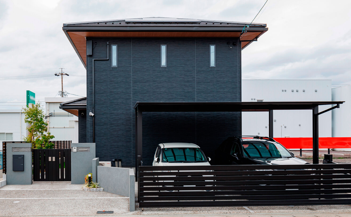 矢橋林業　矢橋の家 【2000万円台/30坪台/間取り図】グレーに木の温もりをプラス。「この動線のおかげで家事ラクが叶いました」の建築実例画像2