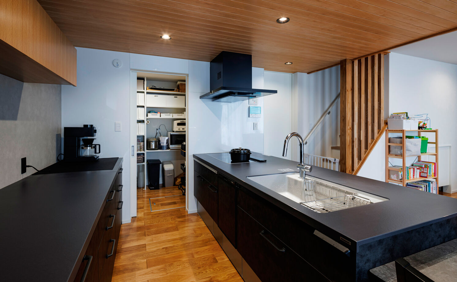 矢橋林業　矢橋の家 【2000万円台/30坪台/間取り図】グレーに木の温もりをプラス。「この動線のおかげで家事ラクが叶いました」の建築実例画像3