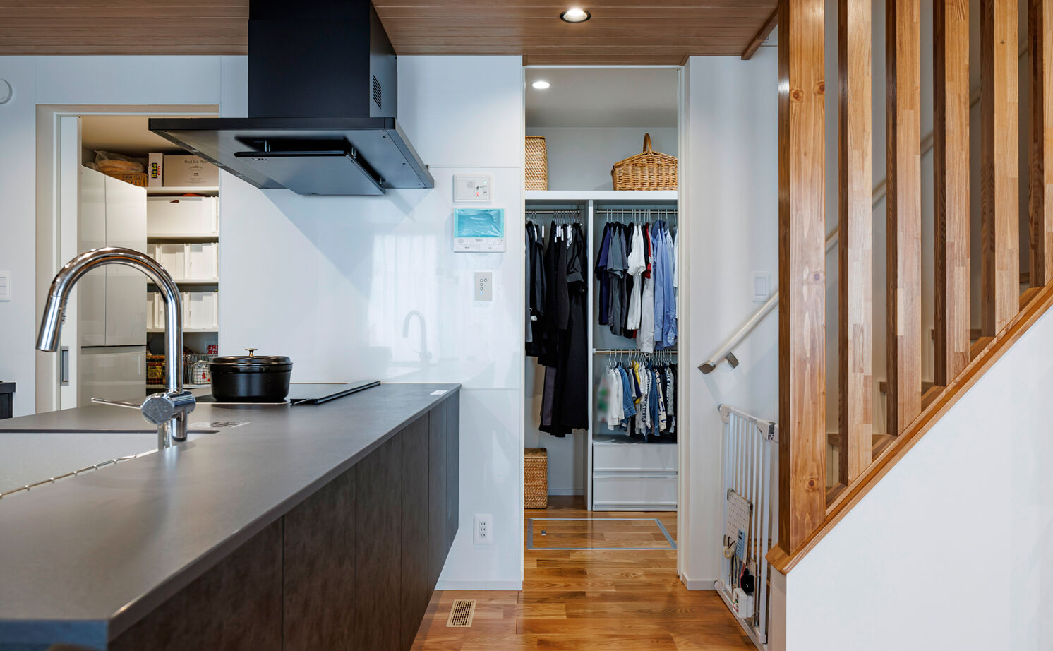 矢橋林業　矢橋の家 【2000万円台/30坪台/間取り図】グレーに木の温もりをプラス。「この動線のおかげで家事ラクが叶いました」の建築実例画像5