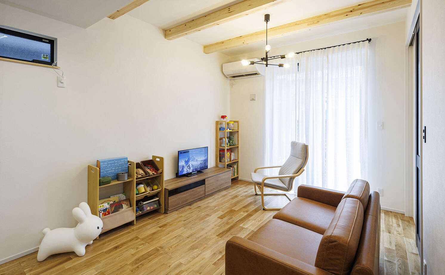 矢橋林業　矢橋の家 【30坪台｜2000万円台】無垢の床がやさしいカフェ風の家「好きなものが映える暮らしやすい家です」の建築実例画像4