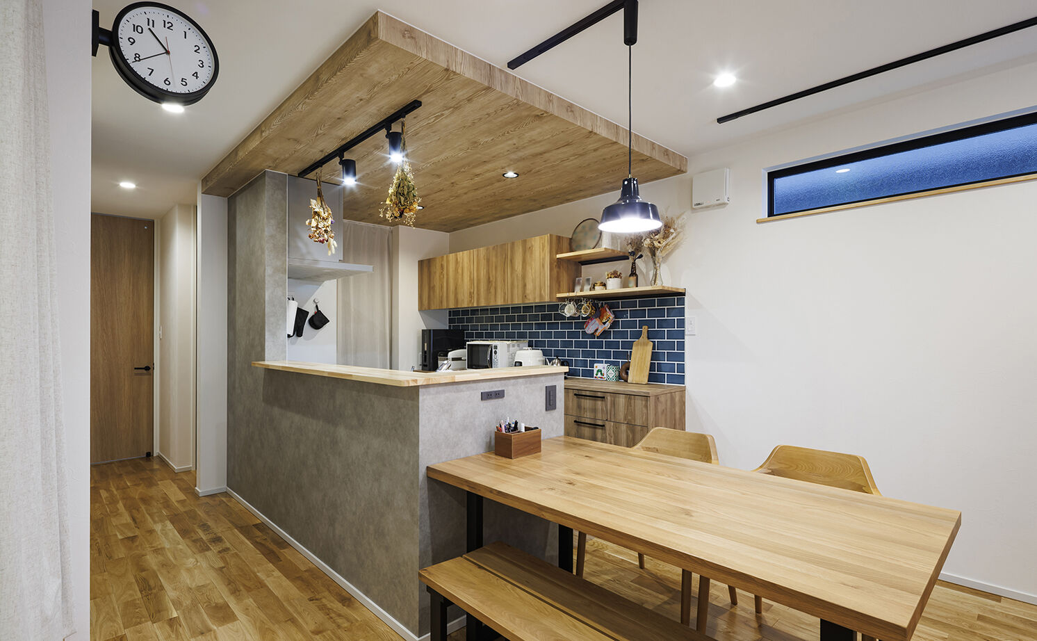 矢橋林業　矢橋の家 【30坪台｜2000万円台】無垢の床がやさしいカフェ風の家「好きなものが映える暮らしやすい家です」の建築実例画像5