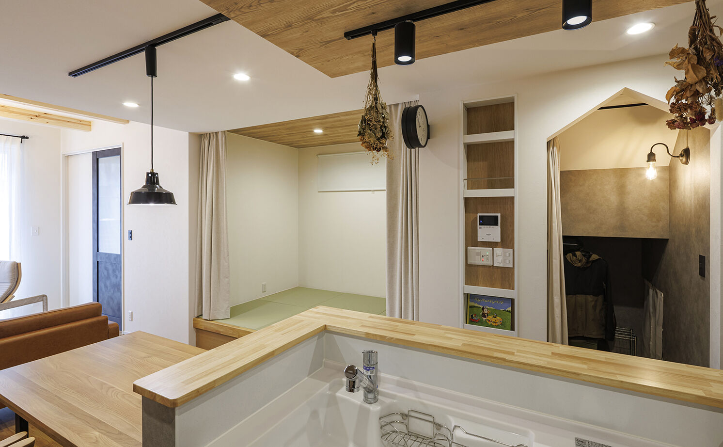 矢橋林業　矢橋の家 【30坪台｜2000万円台】無垢の床がやさしいカフェ風の家「好きなものが映える暮らしやすい家です」の建築実例画像6