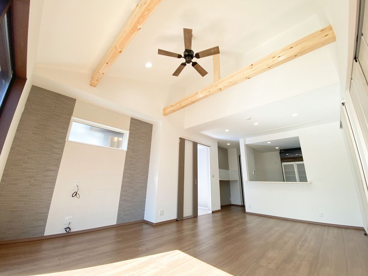 松尾ハウジング 【平屋/38.8坪/間取り図有】効率的な家事動線＆開放的な勾配天井リビングが自慢の平屋の建築実例画像2