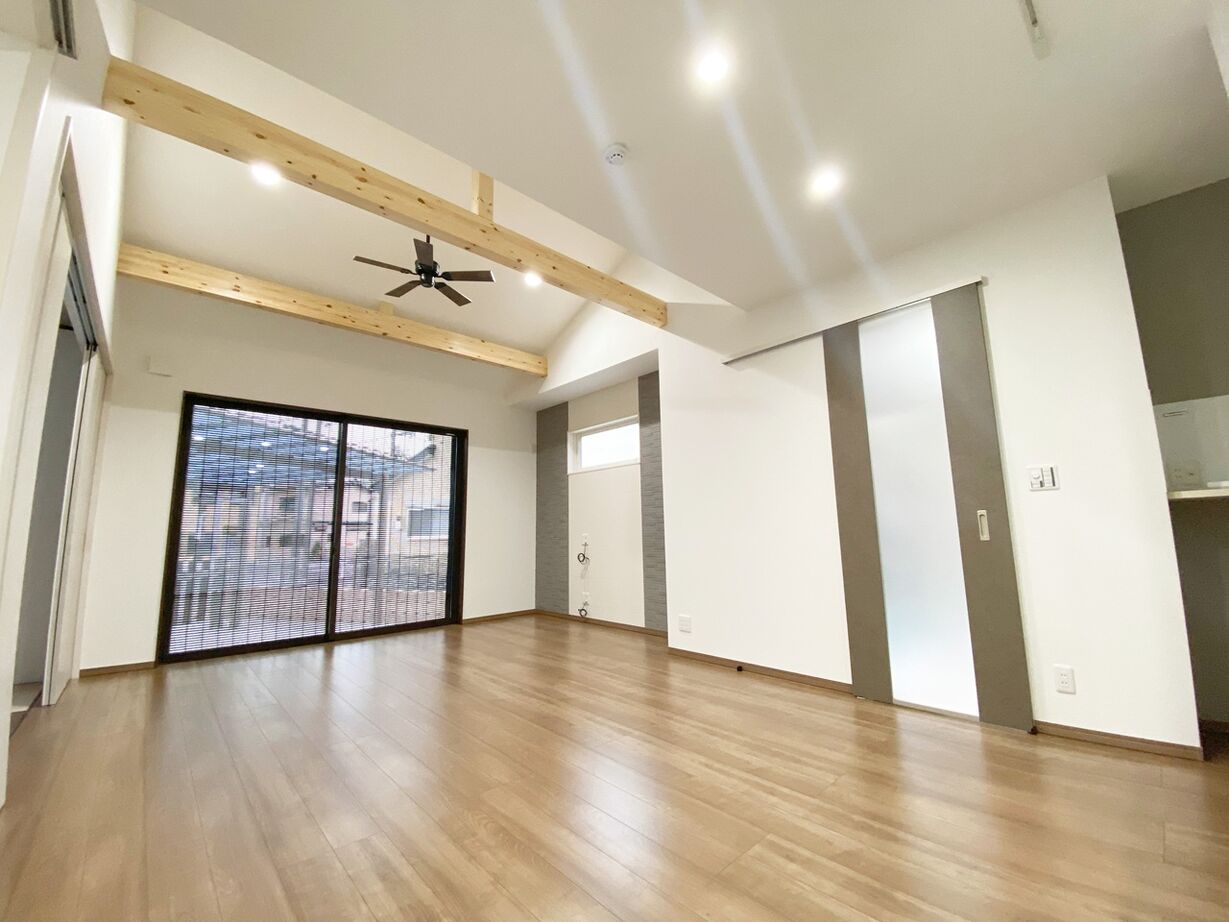 松尾ハウジング 【平屋/38.8坪/間取り図有】効率的な家事動線＆開放的な勾配天井リビングが自慢の平屋の建築実例画像3