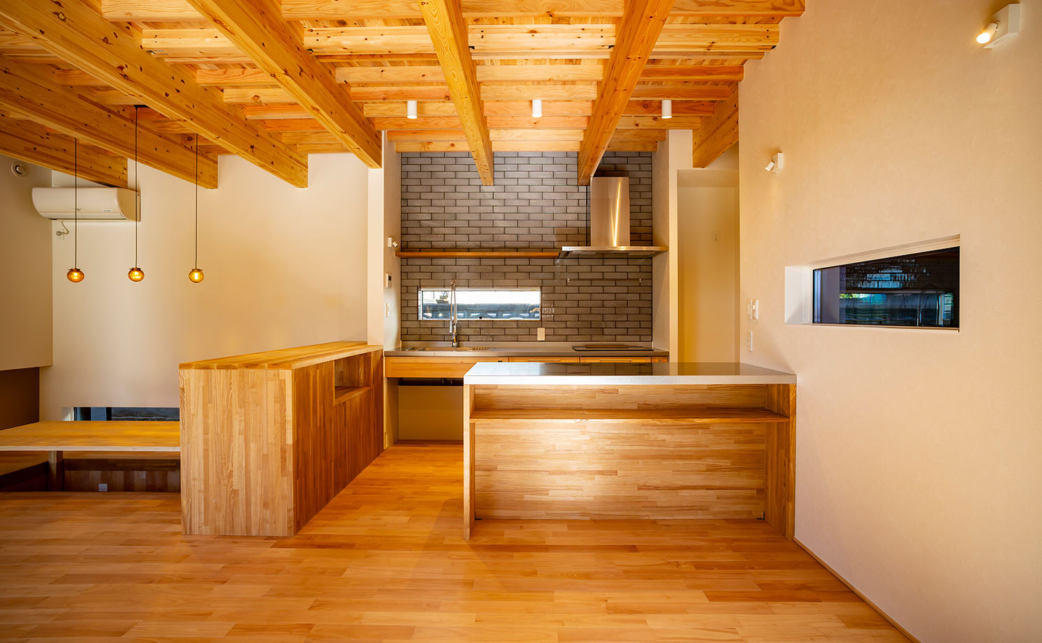 スタジオカーサ　一級建築士事務所 【2580万円/2LDK/ビルトインガレージ/土間】設計力の高さに魅かれて依頼！土間玄関のある家の建築実例画像2