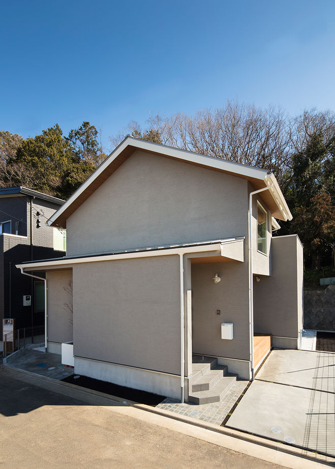 スタジオカーサ　一級建築士事務所 【2450万円/3LDK/31坪】土地の探し方から相談。吹き抜けと大きな窓の開放感と共に、趣味を愉しむ家を形にの建築実例画像1