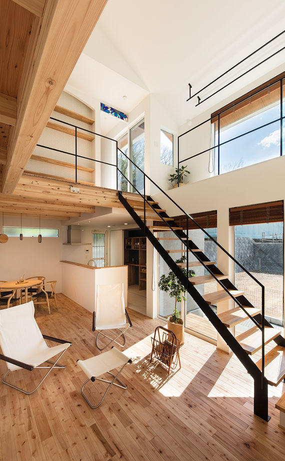 スタジオカーサ　一級建築士事務所 【2450万円/3LDK/31坪】土地の探し方から相談。吹き抜けと大きな窓の開放感と共に、趣味を愉しむ家を形にの建築実例画像2