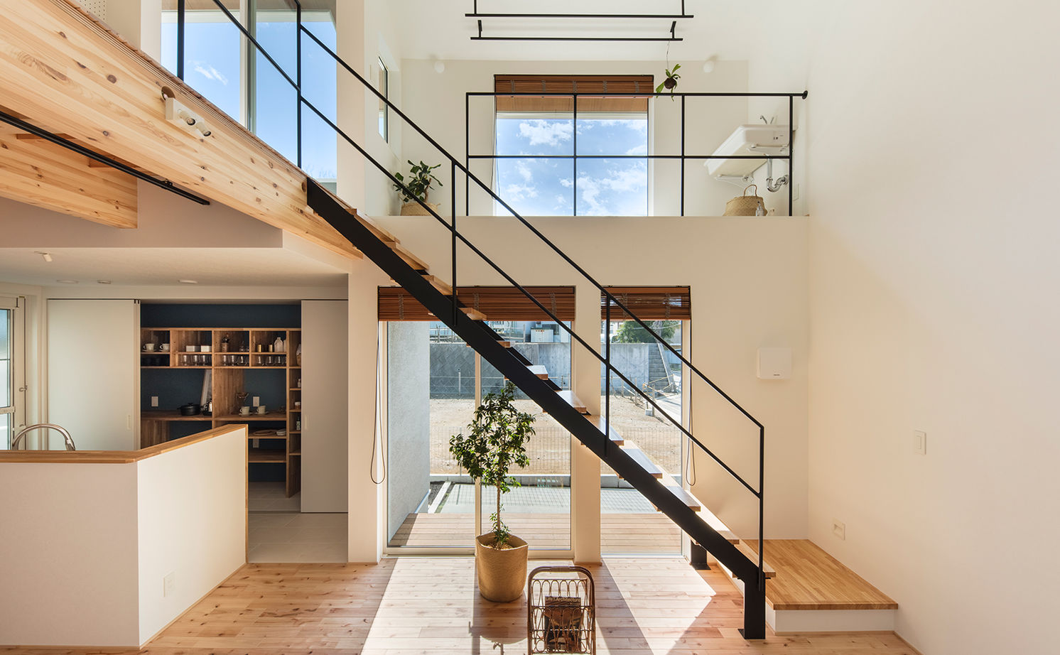 スタジオカーサ　一級建築士事務所 【2450万円/3LDK/31坪】土地の探し方から相談。吹き抜けと大きな窓の開放感と共に、趣味を愉しむ家を形にの建築実例画像3