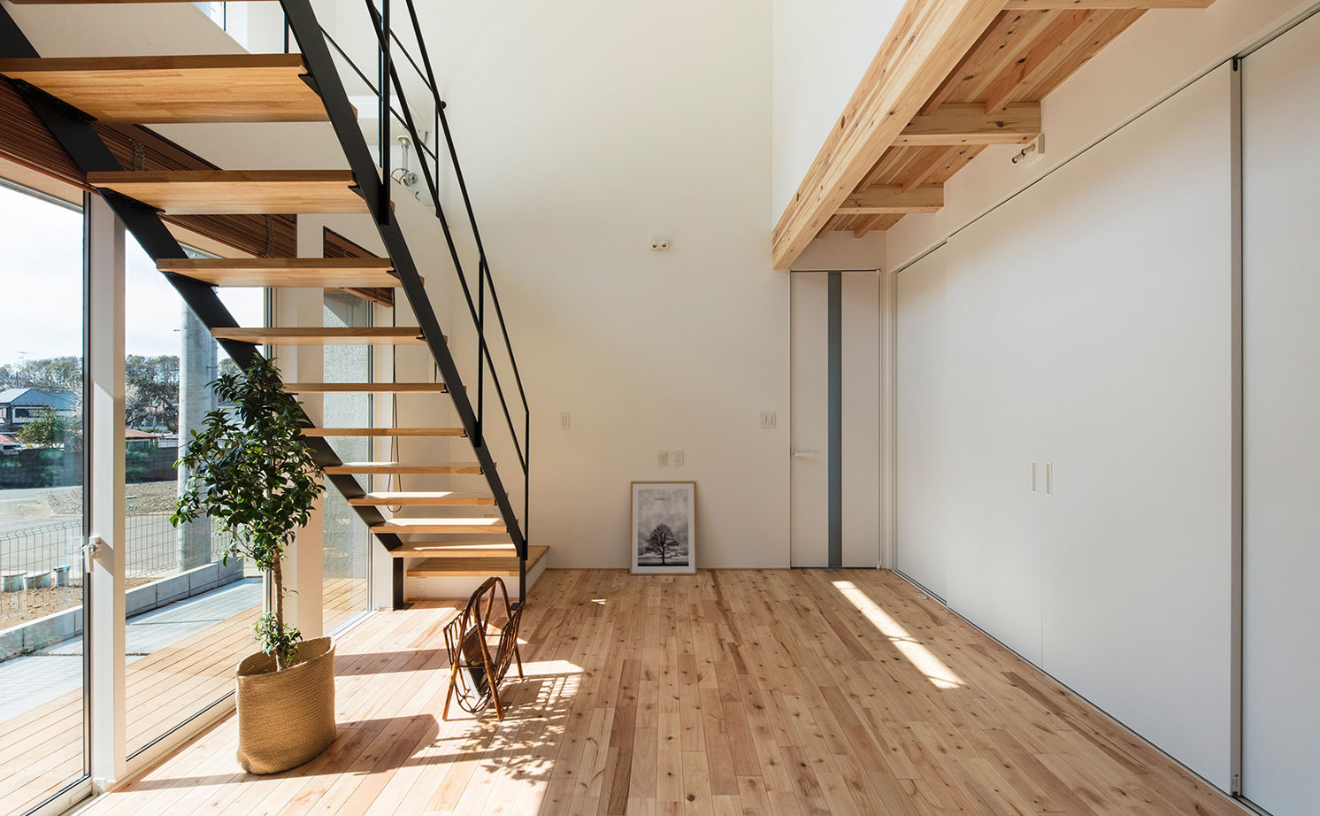 スタジオカーサ　一級建築士事務所 【2450万円/3LDK/31坪】土地の探し方から相談。吹き抜けと大きな窓の開放感と共に、趣味を愉しむ家を形にの建築実例画像4