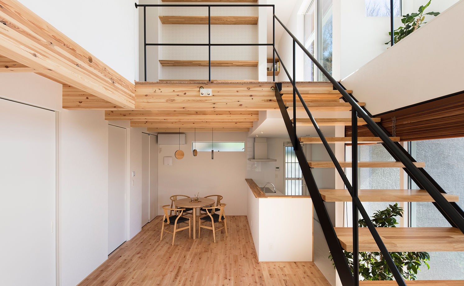 スタジオカーサ　一級建築士事務所 【2450万円/3LDK/31坪】土地の探し方から相談。吹き抜けと大きな窓の開放感と共に、趣味を愉しむ家を形にの建築実例画像6