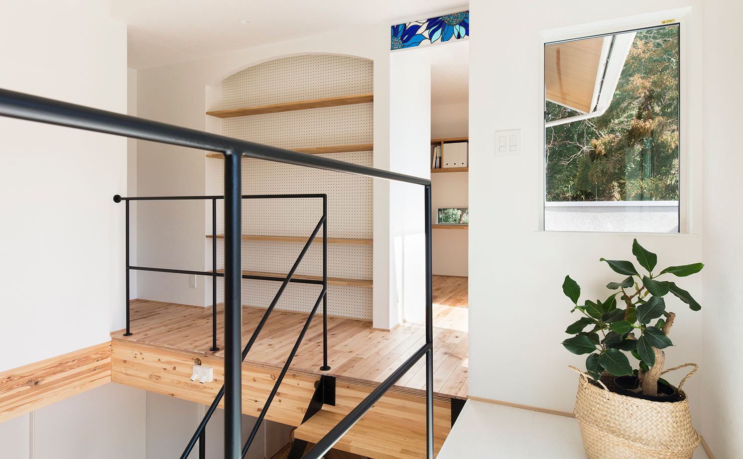 スタジオカーサ　一級建築士事務所 【2450万円/3LDK/31坪】土地の探し方から相談。吹き抜けと大きな窓の開放感と共に、趣味を愉しむ家を形にの建築実例画像9