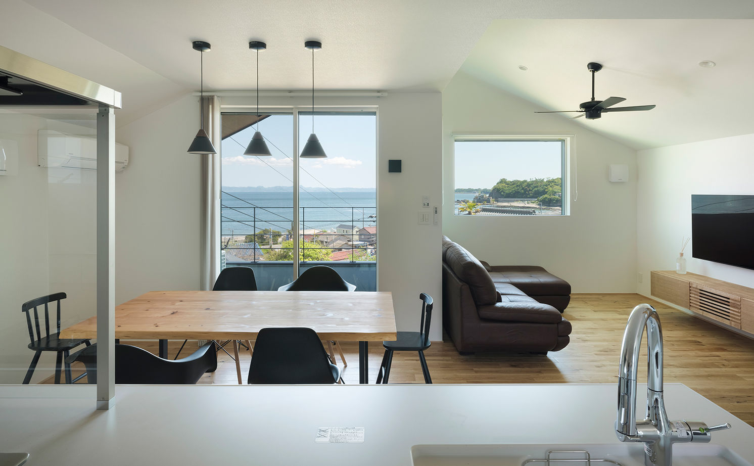 スタジオカーサ　一級建築士事務所 【2496万円/29坪/高台】海の景色を暮らしに取り込む、シンプルモダンの家。何気ない日常も特別なものにの建築実例画像2
